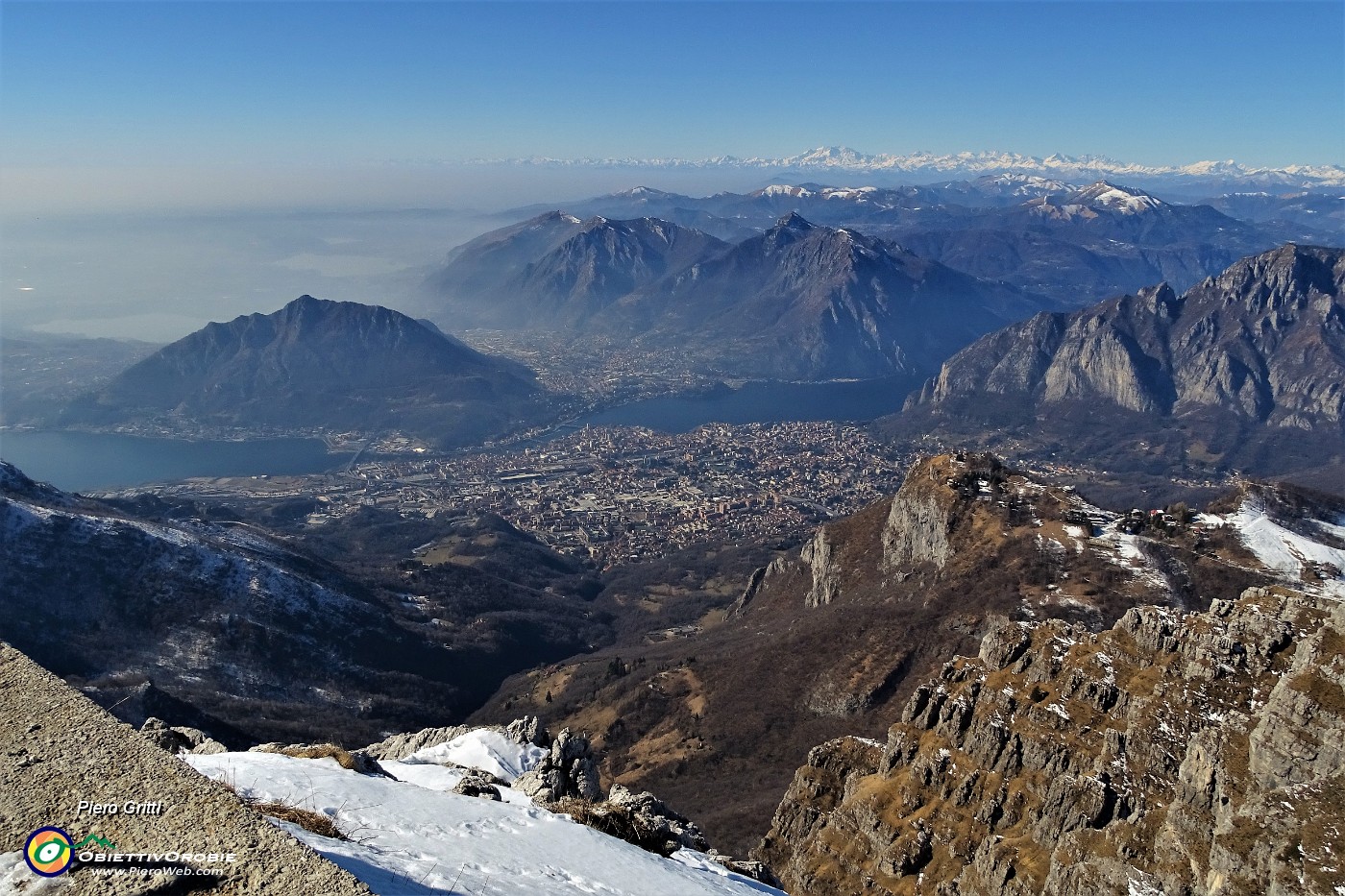 55 Lecco, i suoi laghi, i suoi monti ed oltre fin verso le Alpi col Monte Rosa.JPG